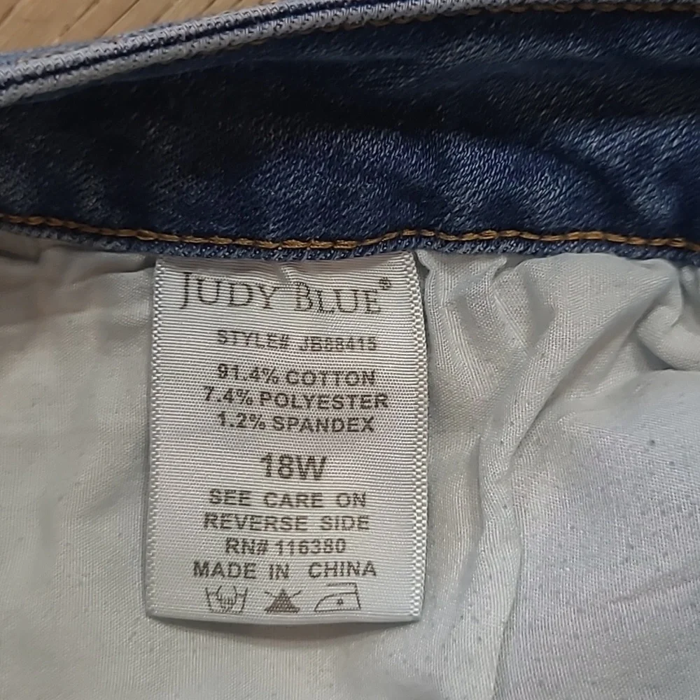 Judy Blue Jeans Women's sz 18W Mid Rise Skinny Distressed Cropped Denim Jeans